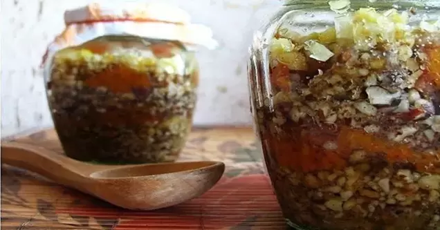 mélange de noix avec du miel pour rehausser