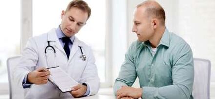 Un urologue traite un écoulement pathologique chez un homme. 